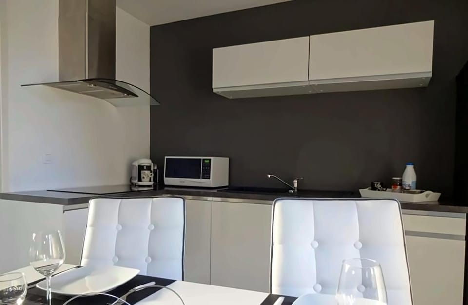 Kitchen or kitchenette, Dining area