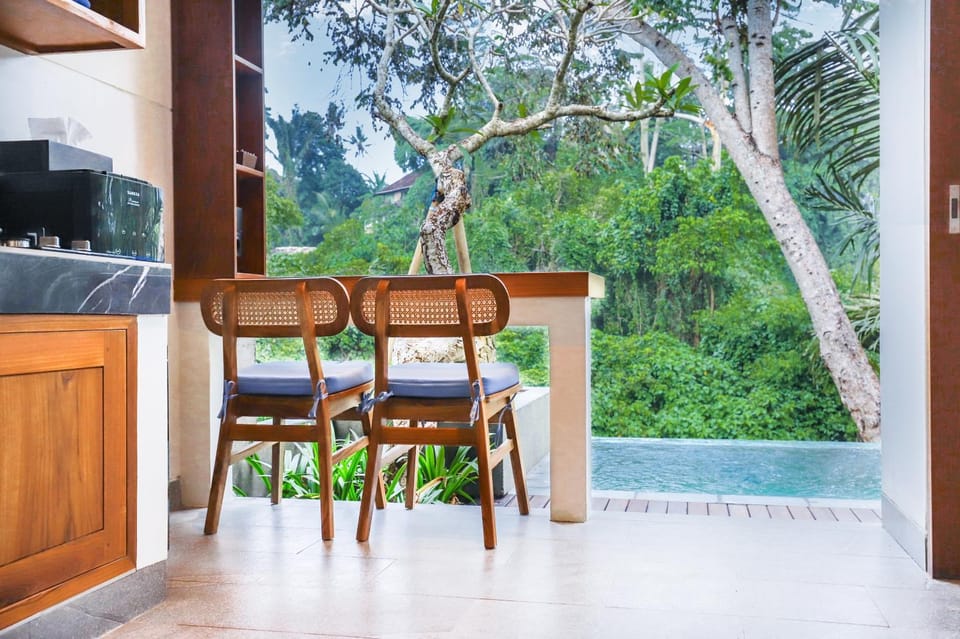 Dining area, Swimming pool