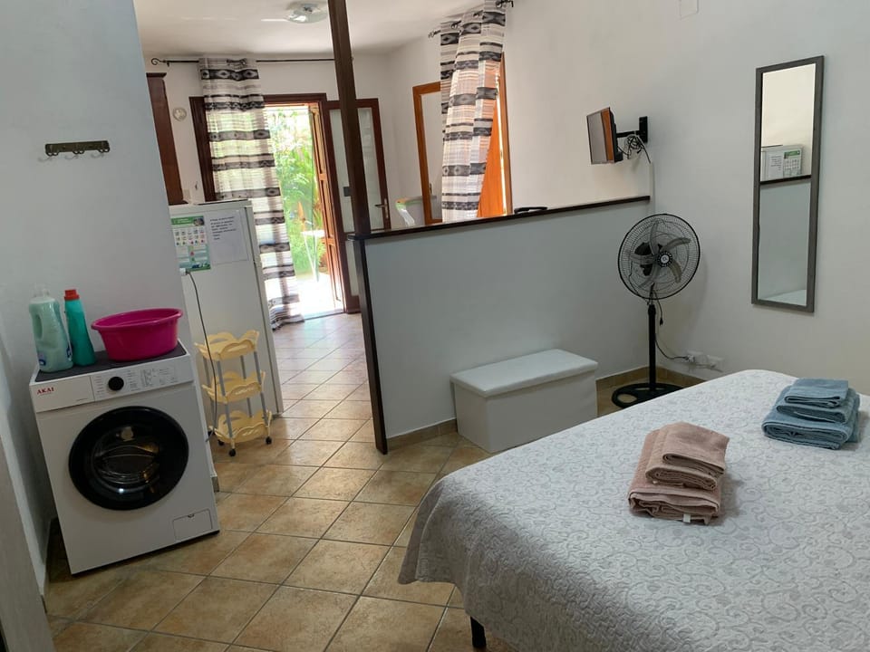Bed, Photo of the whole room, washing machine