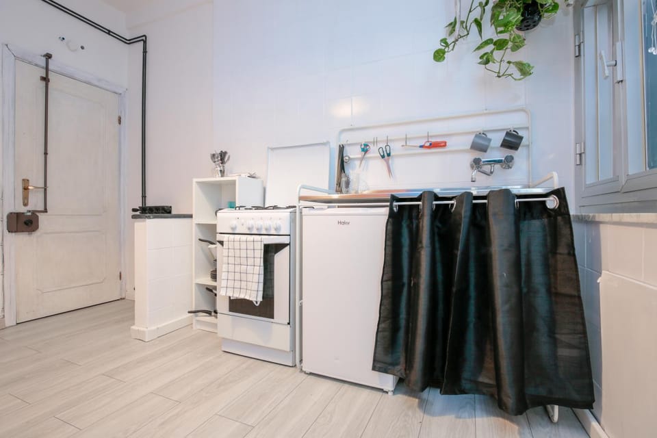 Kitchen or kitchenette, oven, stove
