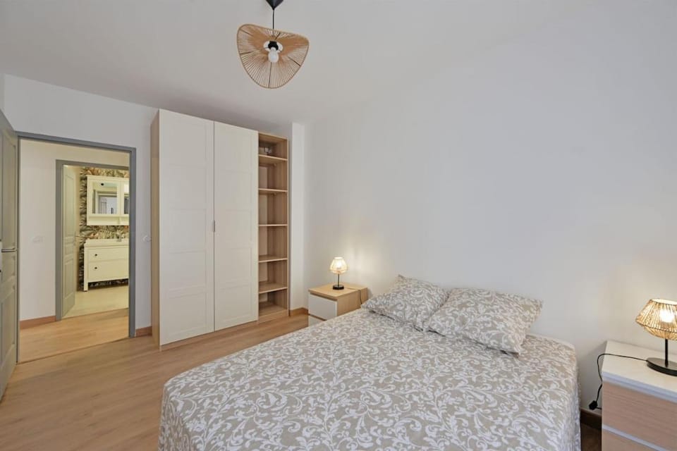 Bed, Photo of the whole room, Bedroom, wardrobe