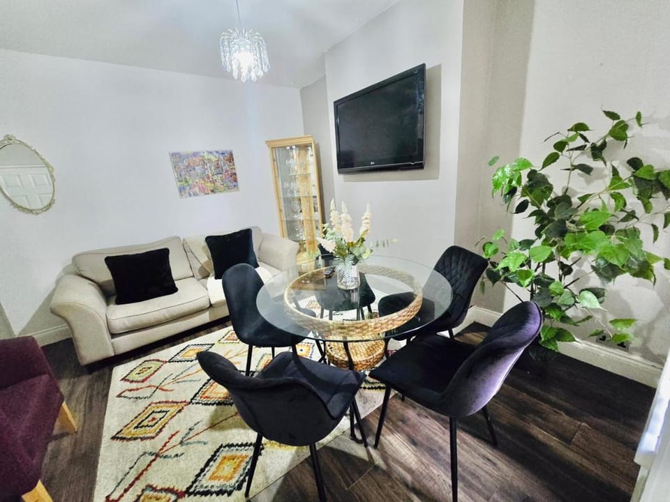 Communal lounge/ TV room, TV and multimedia, Living room, Seating area, Dining area, Evening entertainment