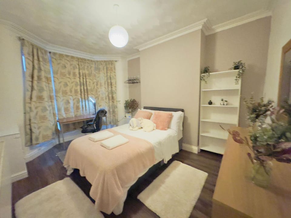 Bed, Photo of the whole room, Seating area, Bedroom