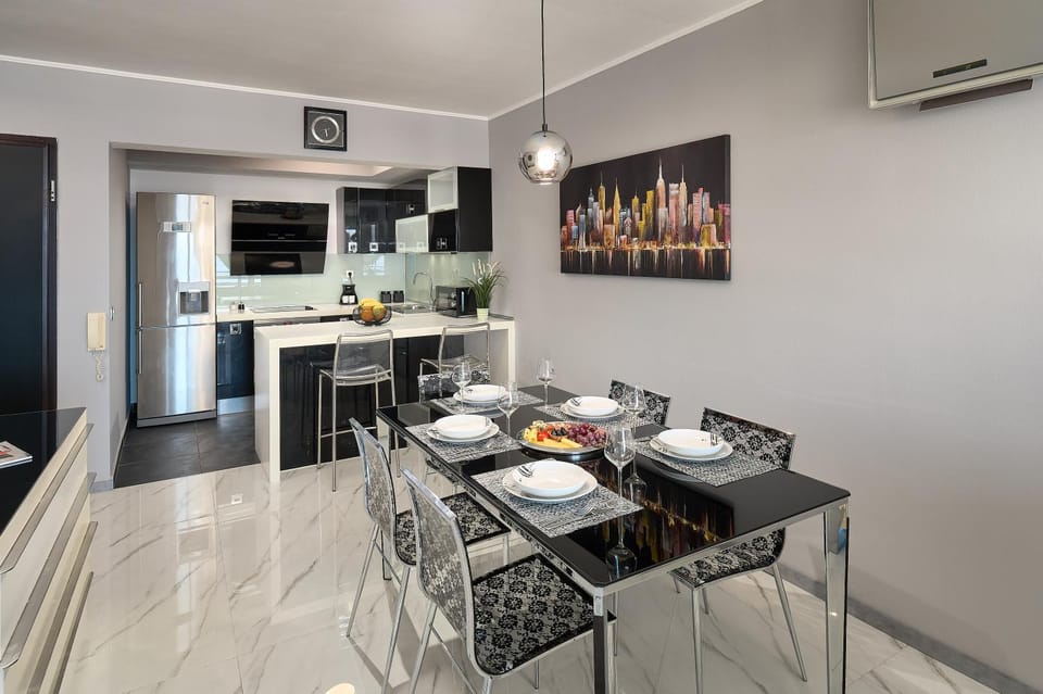 Kitchen or kitchenette, Food and drinks, Seating area, Dining area, Food