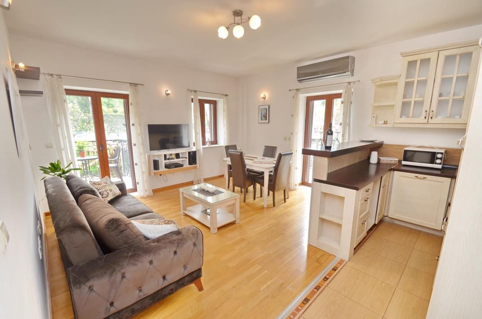 TV and multimedia, Living room, Seating area, Dining area