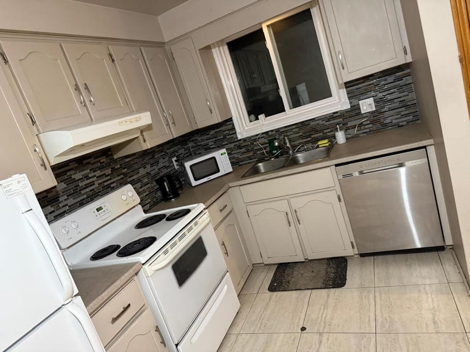 Smart Budget Friendly Room-Near Airport, Groceries,College Vacation rental in Kitchener