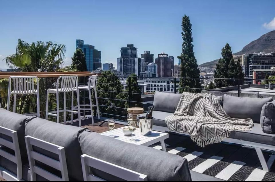 Patio, Day, Natural landscape, View (from property/room), Balcony/Terrace, Seating area, City view, Mountain view