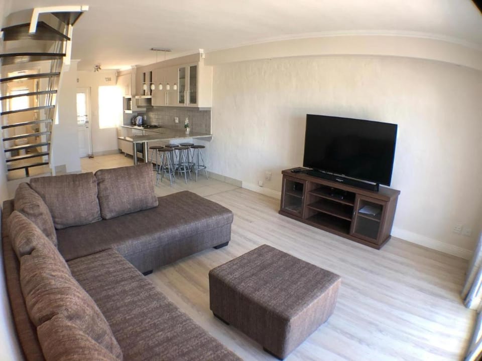 TV and multimedia, Kitchen or kitchenette, Living room, Seating area