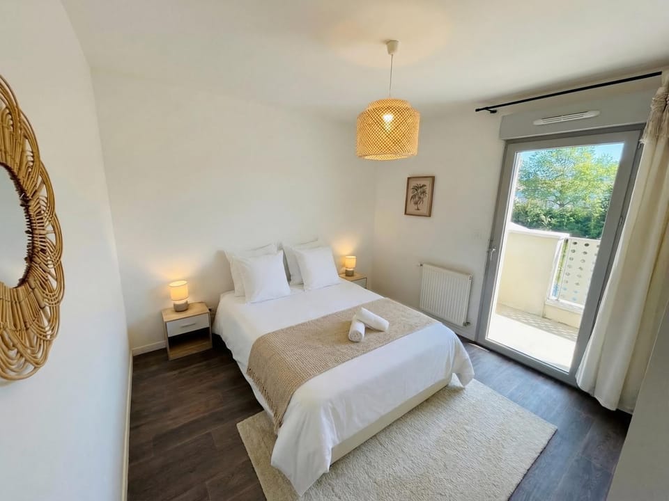 Bed, Photo of the whole room, Bedroom, towels