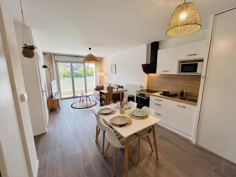 Kitchen or kitchenette, Dining area