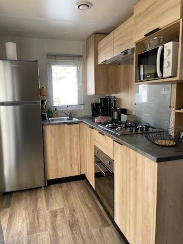 Coffee/tea facilities, Kitchen or kitchenette, Dining area, oven, stove, toaster