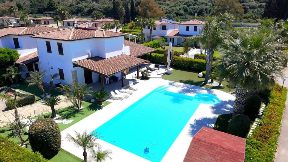 Property building, Day, Garden, Garden view, Pool view, Swimming pool