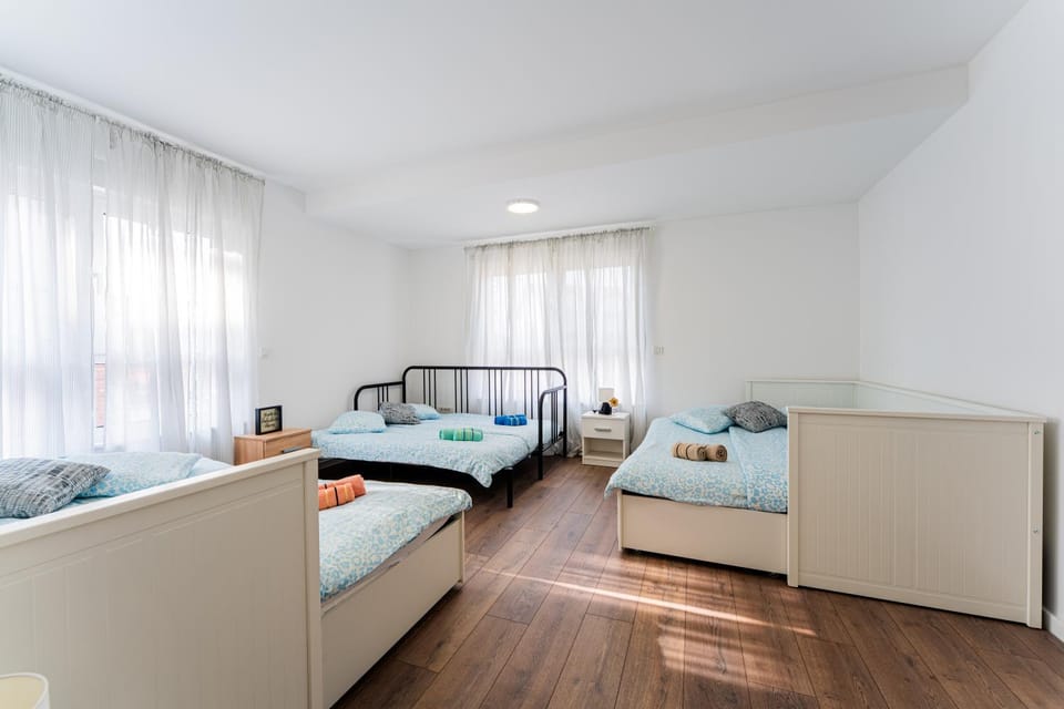 Bed, Photo of the whole room, Seating area, Bedroom