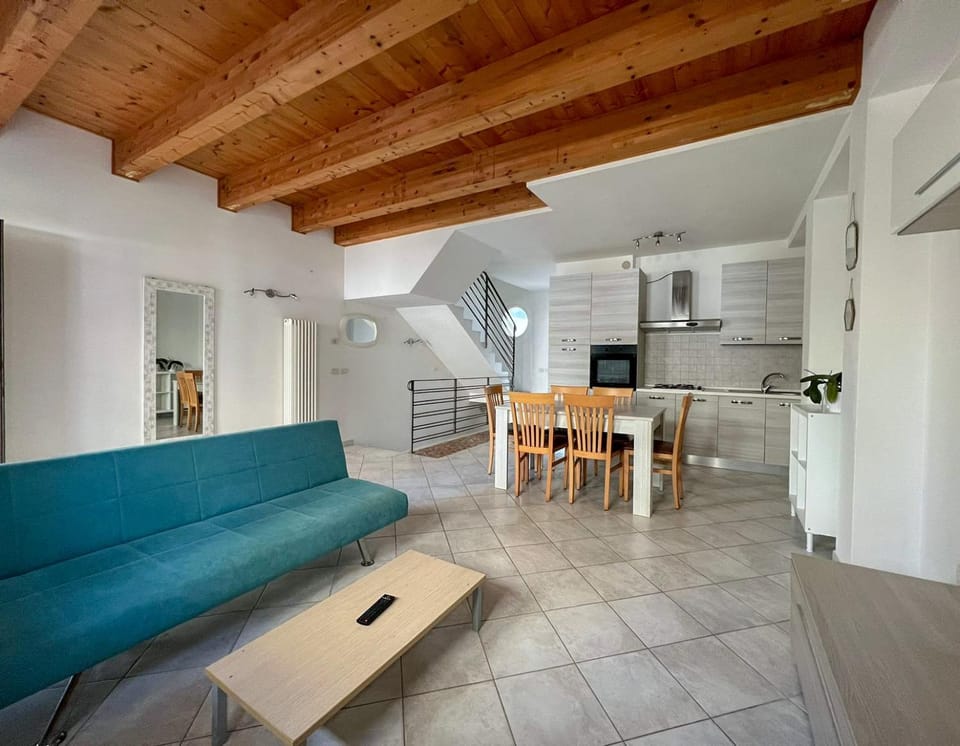 TV and multimedia, Kitchen or kitchenette, Living room, Seating area, Dining area, stove