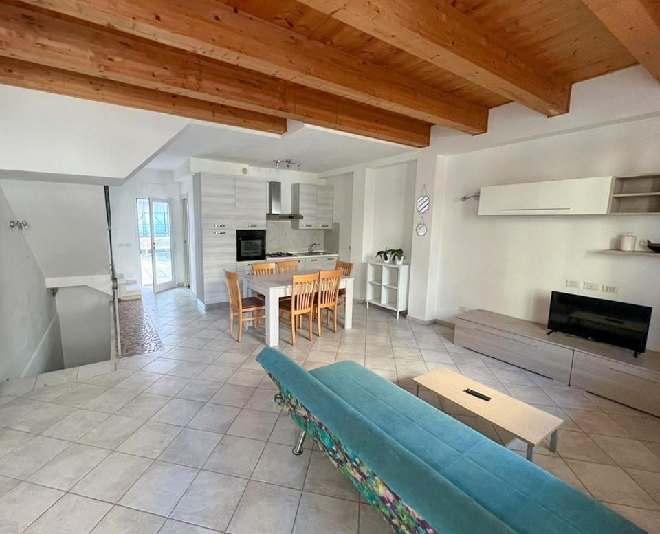 TV and multimedia, Kitchen or kitchenette, Living room, Seating area, Dining area, oven, stove