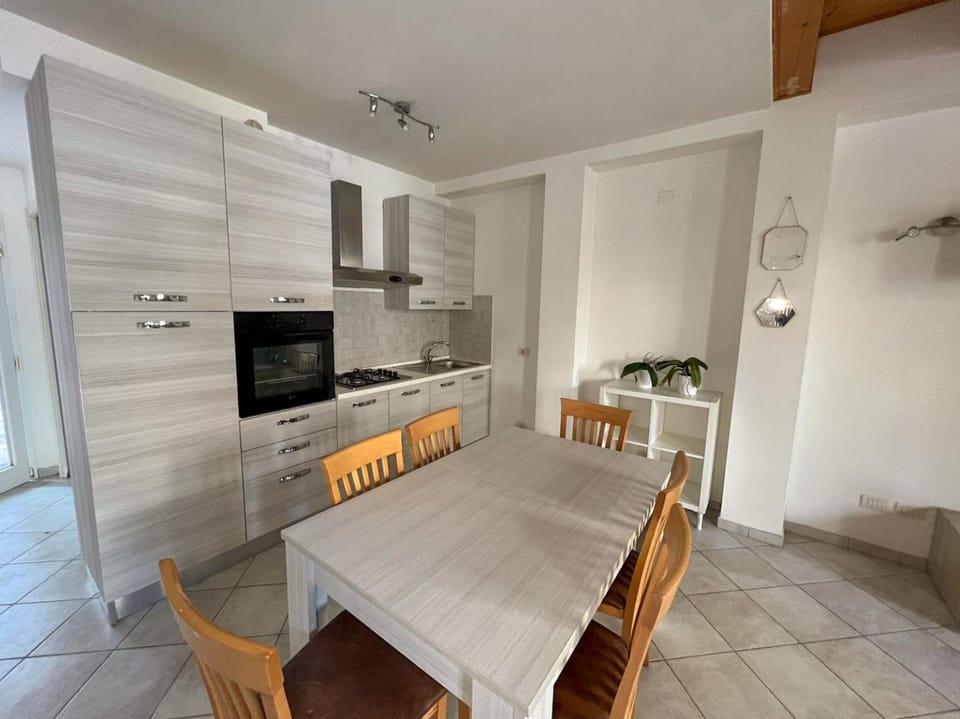 Kitchen or kitchenette, Living room, Seating area, Dining area, stove