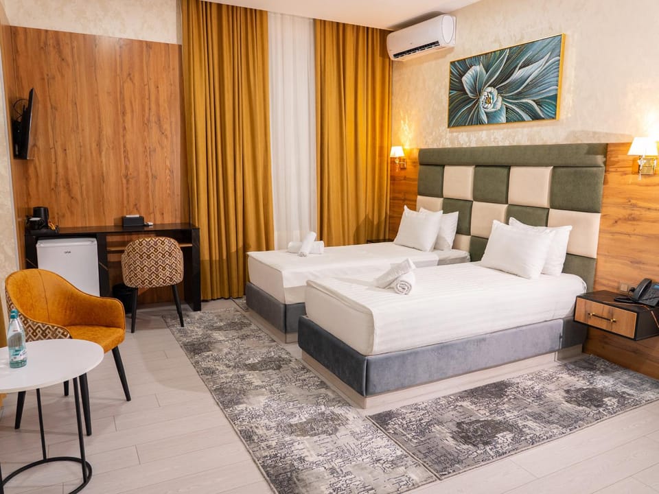 Bed, TV and multimedia, Living room, Photo of the whole room, Seating area, Bedroom, air conditioner