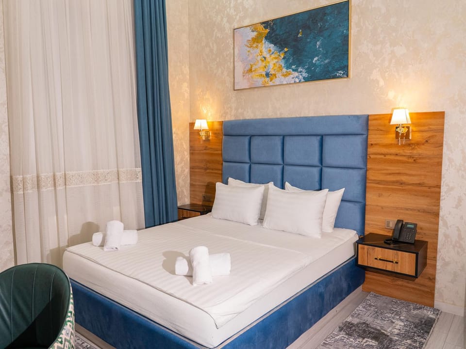 Bed, Living room, Photo of the whole room, Seating area, Bedroom