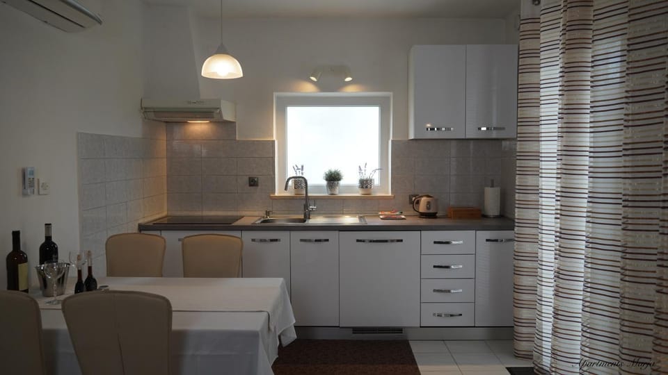 Seating area, Dining area, kitchen