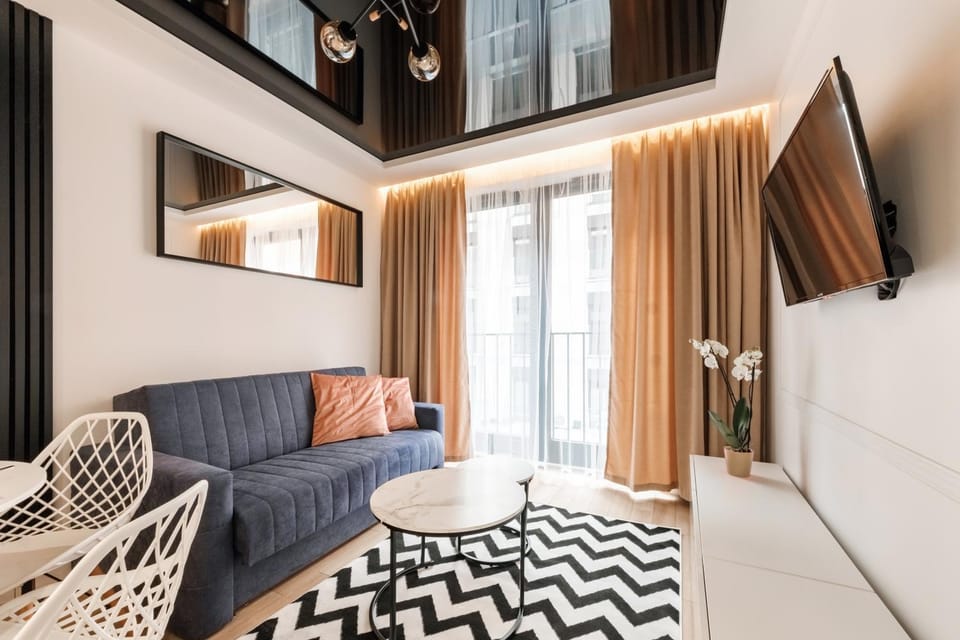 Bed, TV and multimedia, Living room, Photo of the whole room, Seating area, Evening entertainment
