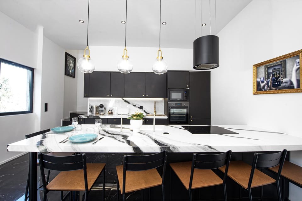 Kitchen or kitchenette, Dining area, minibar, stove