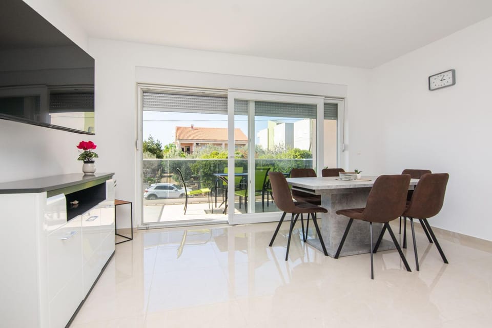 View (from property/room), Seating area, Dining area