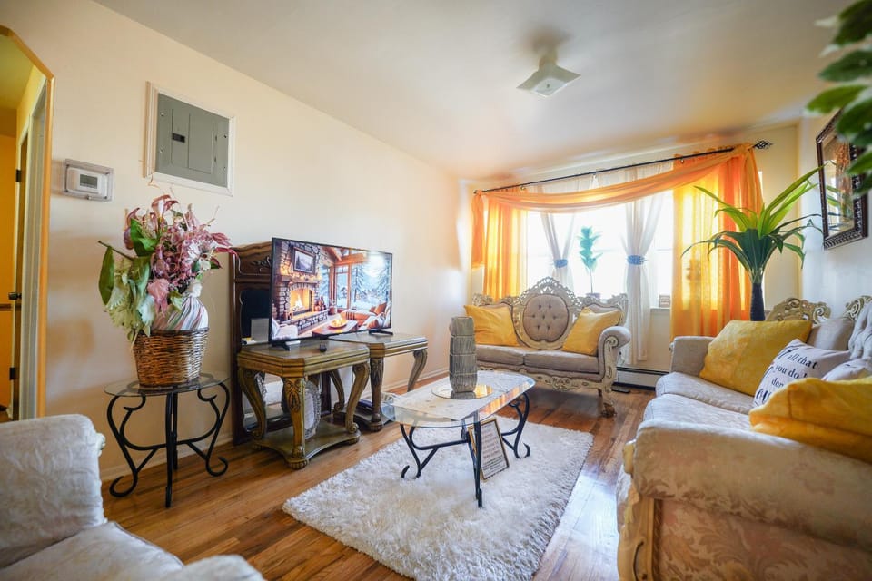 TV and multimedia, Living room, Seating area, air conditioner