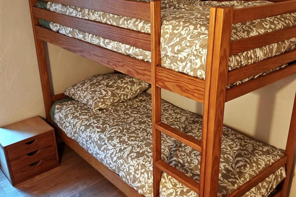 Bedroom, bunk bed