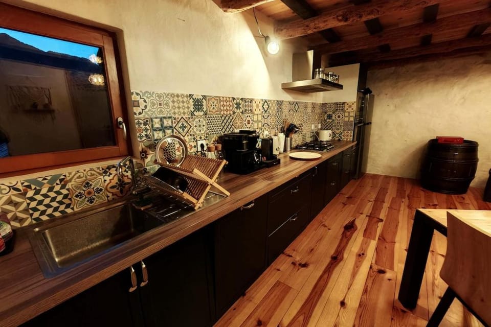 minibar, stove