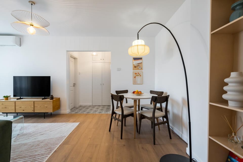 TV and multimedia, Living room, Seating area, Dining area