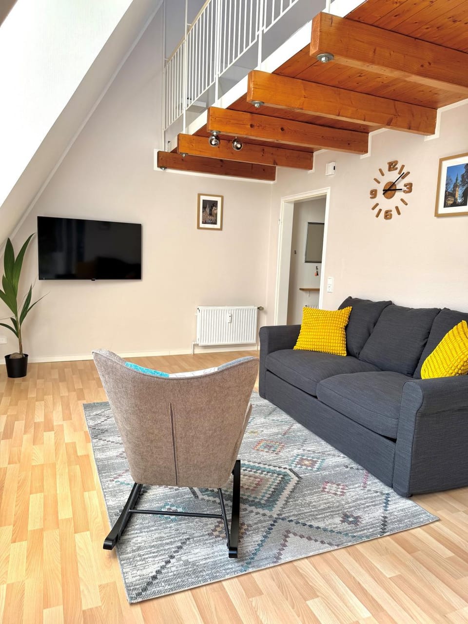 TV and multimedia, Living room, Seating area, Evening entertainment