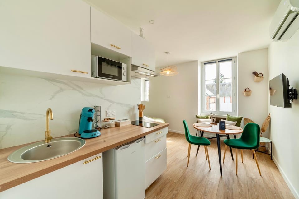 TV and multimedia, Seating area, Dining area, stove