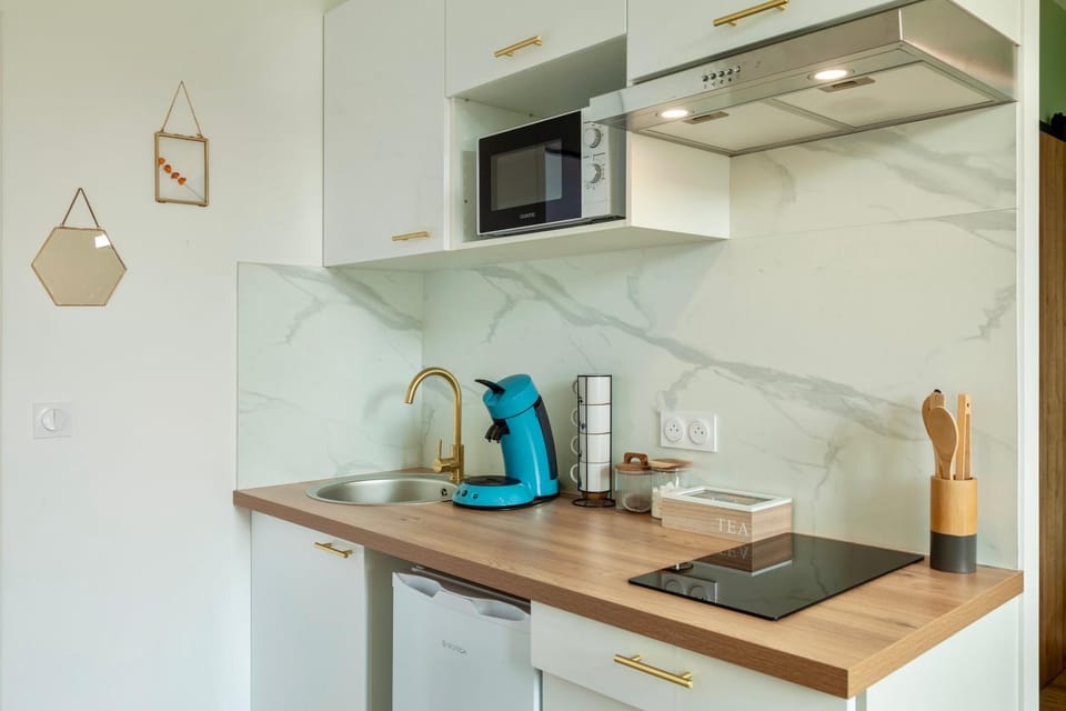 Coffee/tea facilities, Kitchen or kitchenette, stove, toaster