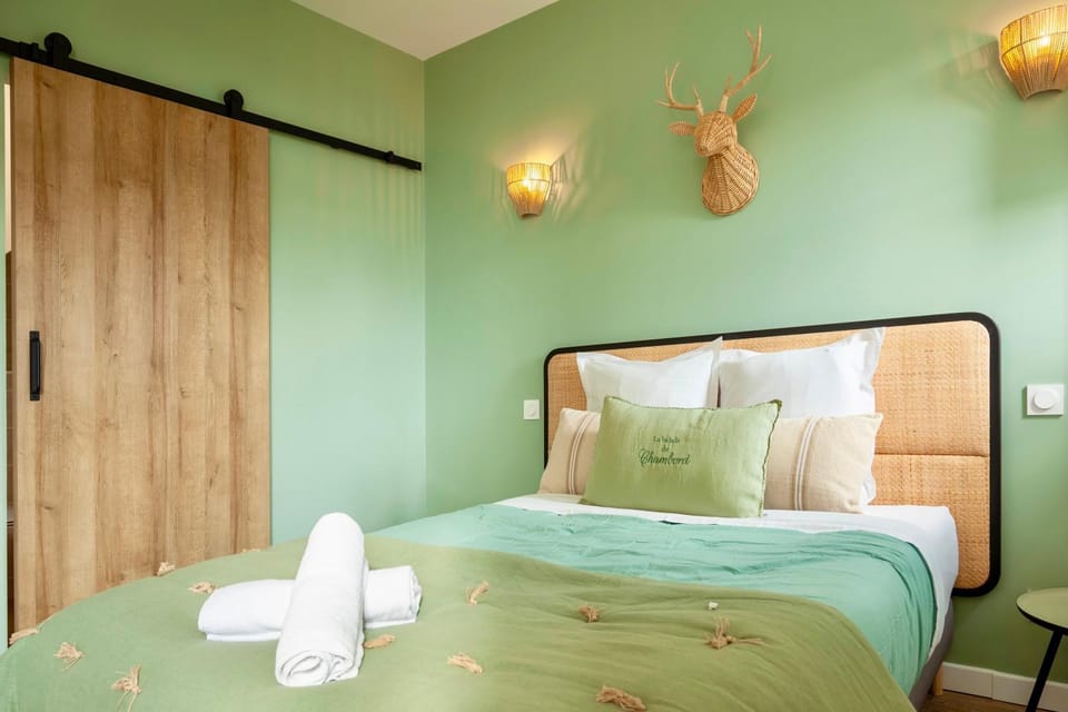 Bed, Photo of the whole room, Bedroom, towels