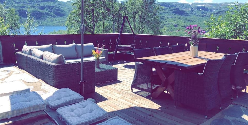 Patio, Natural landscape, Balcony/Terrace, Seating area, Dining area, Lake view, Mountain view
