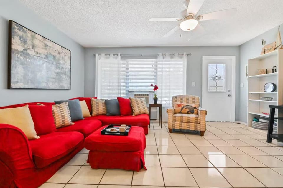 BEACH BLUE HAVEN walk 2 beach House in Deerfield Beach