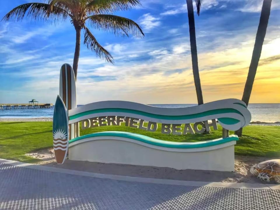 BEACH BLUE HAVEN walk 2 beach House in Deerfield Beach