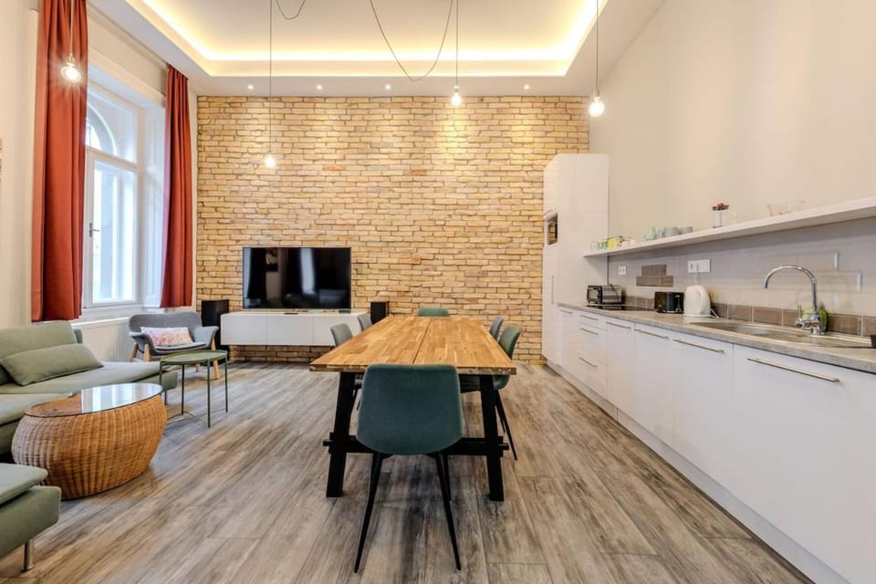 TV and multimedia, Kitchen or kitchenette, Living room, Seating area, Dining area