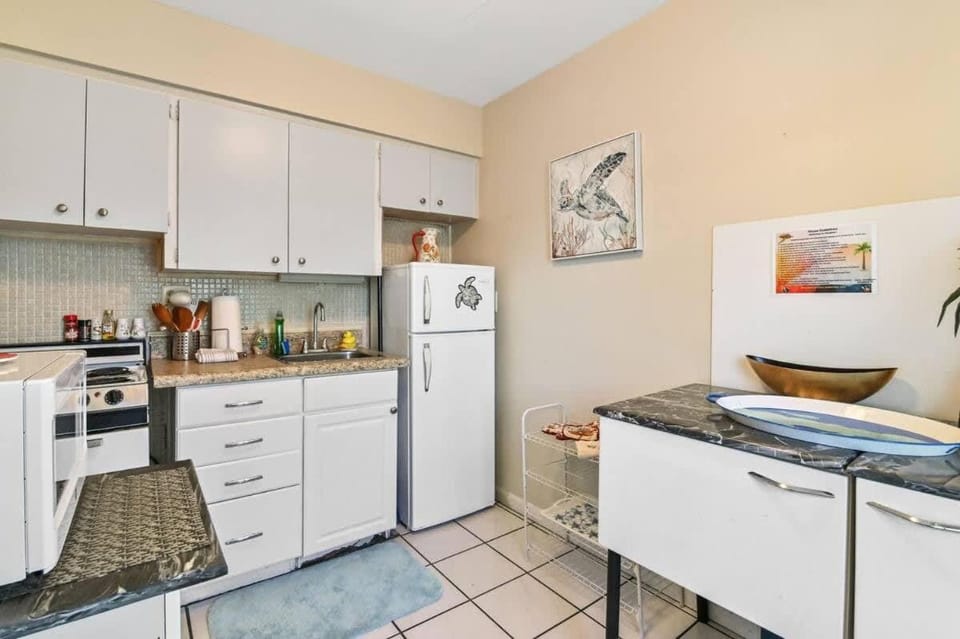 Sunny Beach Studio walk to beach House in Deerfield Beach