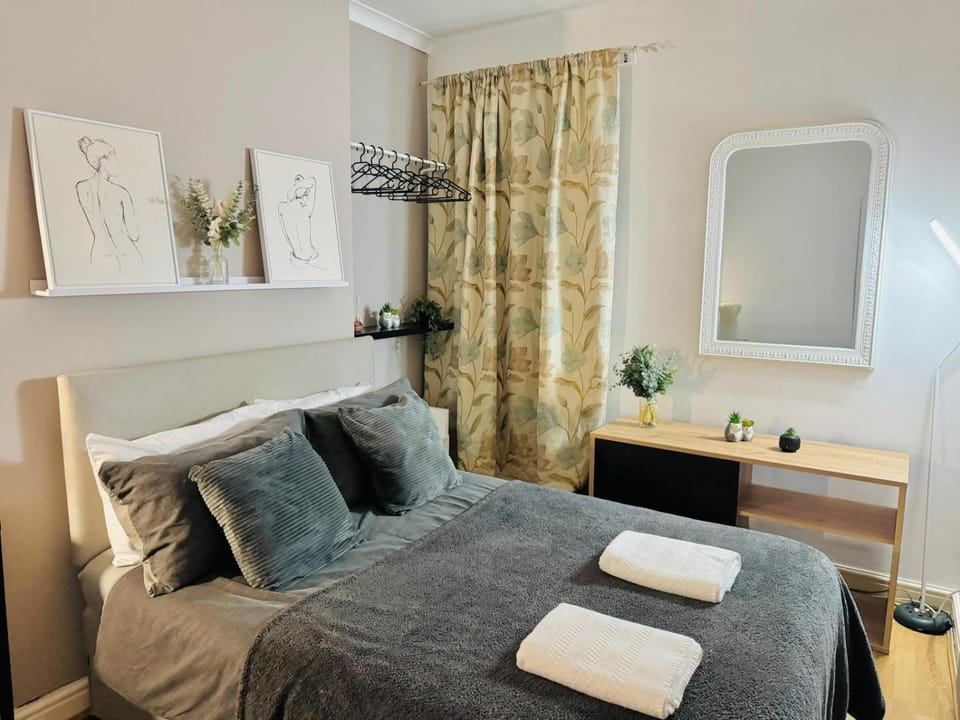 Bed, Living room, Photo of the whole room, Seating area, Bedroom, towels, wardrobe