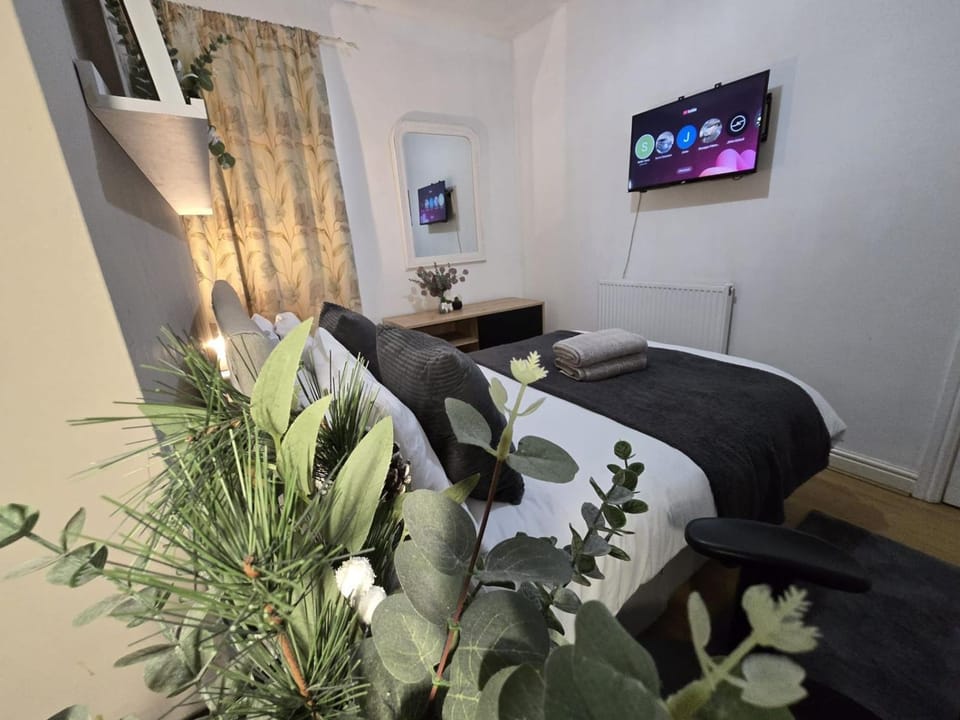 Bed, TV and multimedia, Photo of the whole room, Bedroom