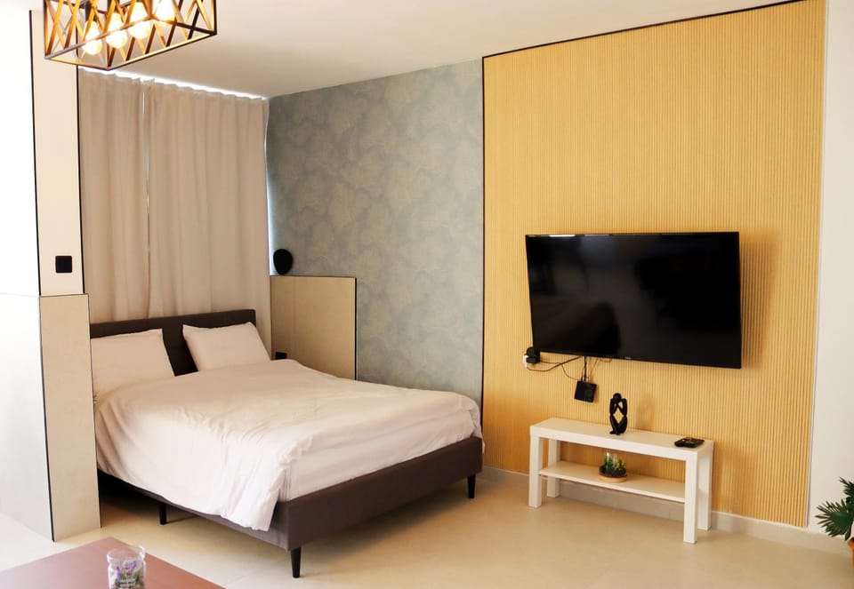 Bed, TV and multimedia, Bedroom