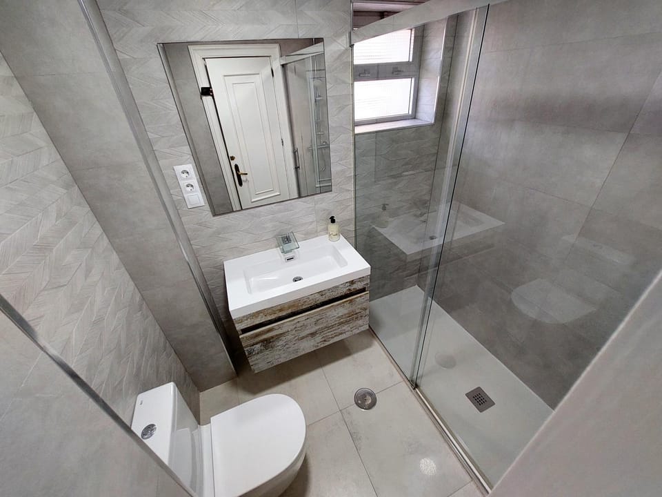 Shower, Toilet, Bathroom, hair dryier, towels