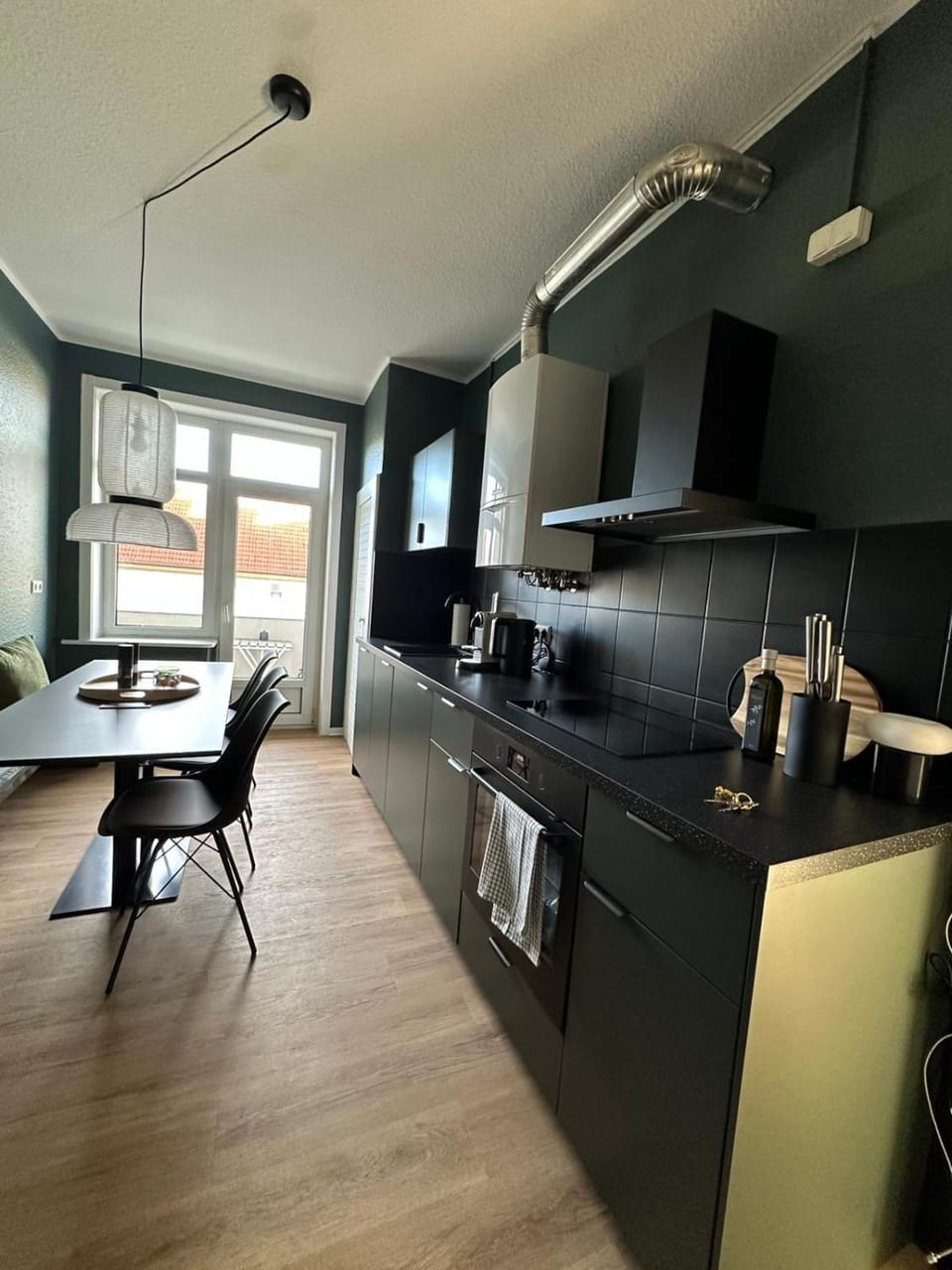 Coffee/tea facilities, Kitchen or kitchenette, Dining area, oven, stove, toaster
