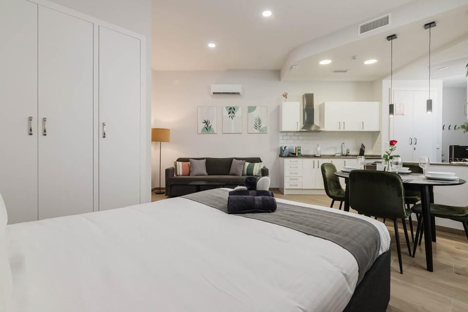 Bed, Kitchen or kitchenette, Living room, Photo of the whole room, Seating area, Dining area, Bedroom, pet friendly, stove, wardrobe