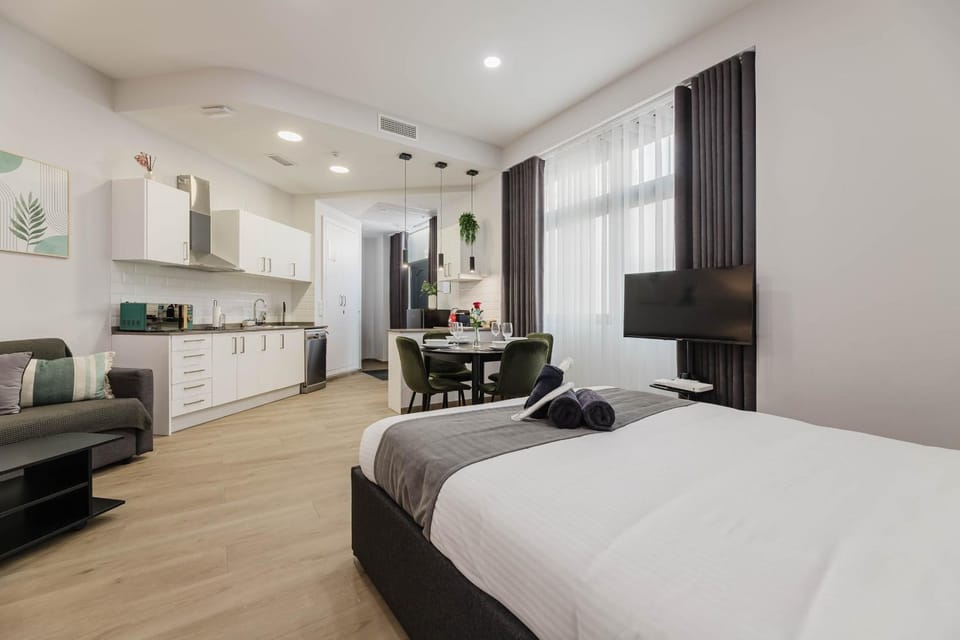 Bed, TV and multimedia, Kitchen or kitchenette, Living room, Photo of the whole room, Seating area, Bedroom