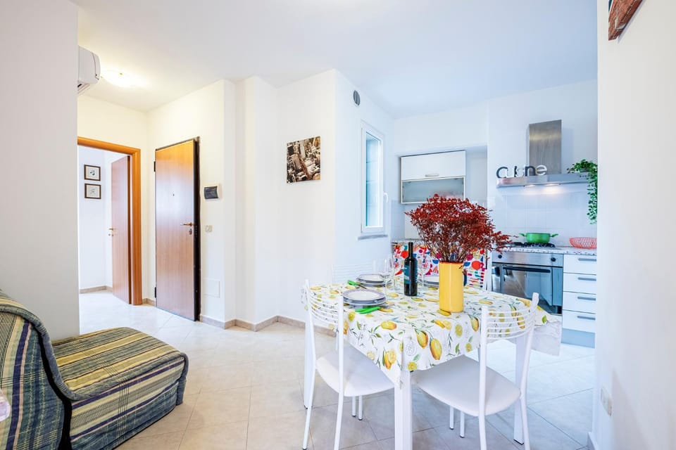 Kitchen or kitchenette, Living room, Food and drinks, Seating area, Dining area, Food, oven, pet friendly, stove