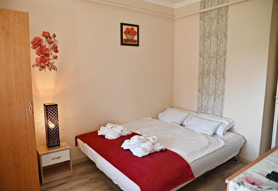 Bed, Bedroom, towels