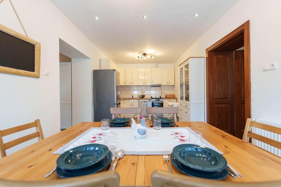 Kitchen or kitchenette, Dining area