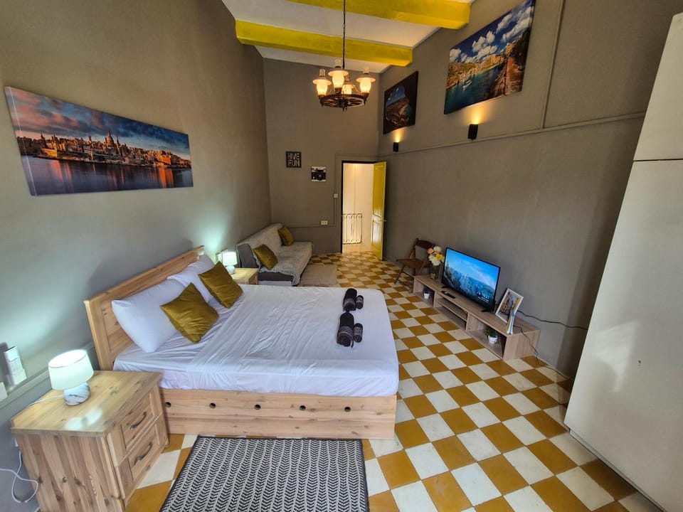 Bed, TV and multimedia, Photo of the whole room, Bedroom